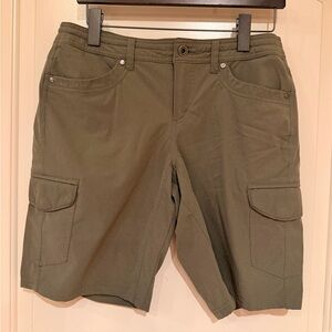 Kuhl women’s size 8 Olive green cargo shorts in EUC